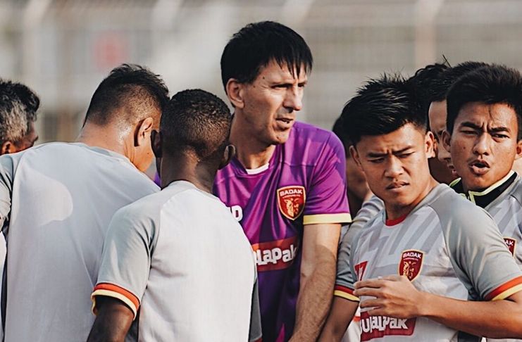 Saya, Lapangan ‘Miring’ Merdeka, dan Badak Lampung FC, Hehee…