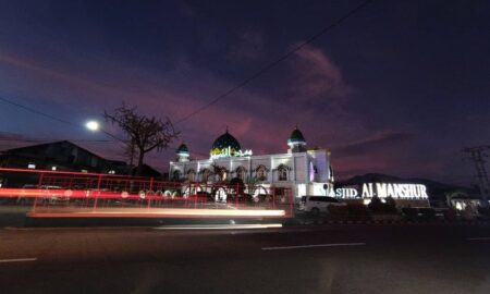 Masjid Al Manshur, Pasar Liwa, Lampung Barat. | Eka Fendiaspara