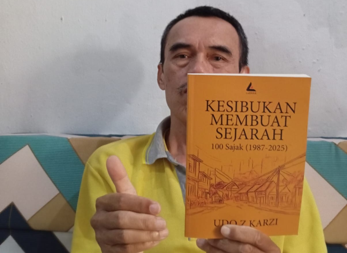 Udo Z Karzi dan Buku Puisi Kesibukan Membuat Sejarah. | Aidil Liwa