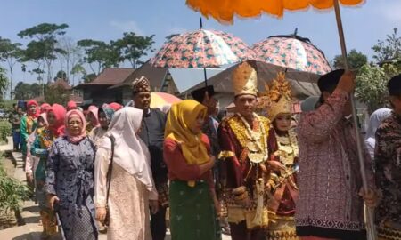 Prosesi perkawinan adat Lampung Saibatin di Banjarmasin, Gunungsugeh, Liwa, Lampung Barat. | Ist