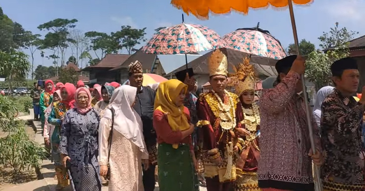 Prosesi perkawinan adat Lampung Saibatin di Banjarmasin, Gunungsugeh, Liwa, Lampung Barat. | Ist