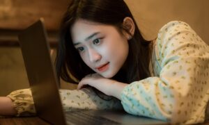 Gadis online. | Thành Lương/Pixabay