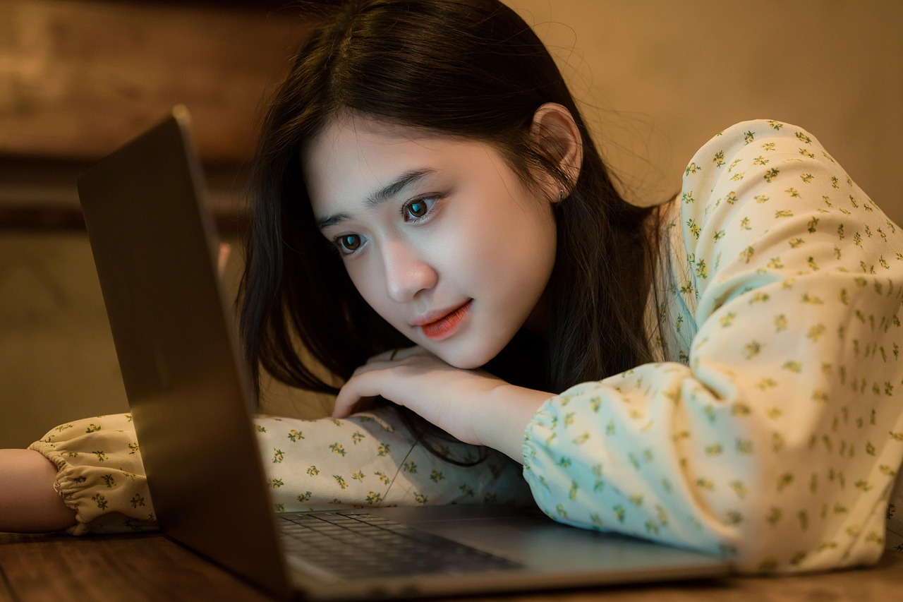 Gadis online. | Thành Lương/Pixabay