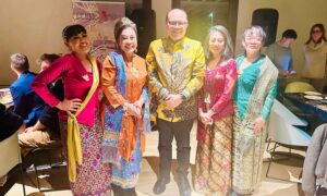 Duta Besar RI untuk Italia Prof. Dr. Junimart Girsang berfoto bersama para pengurus PBI Eropa. | Ist