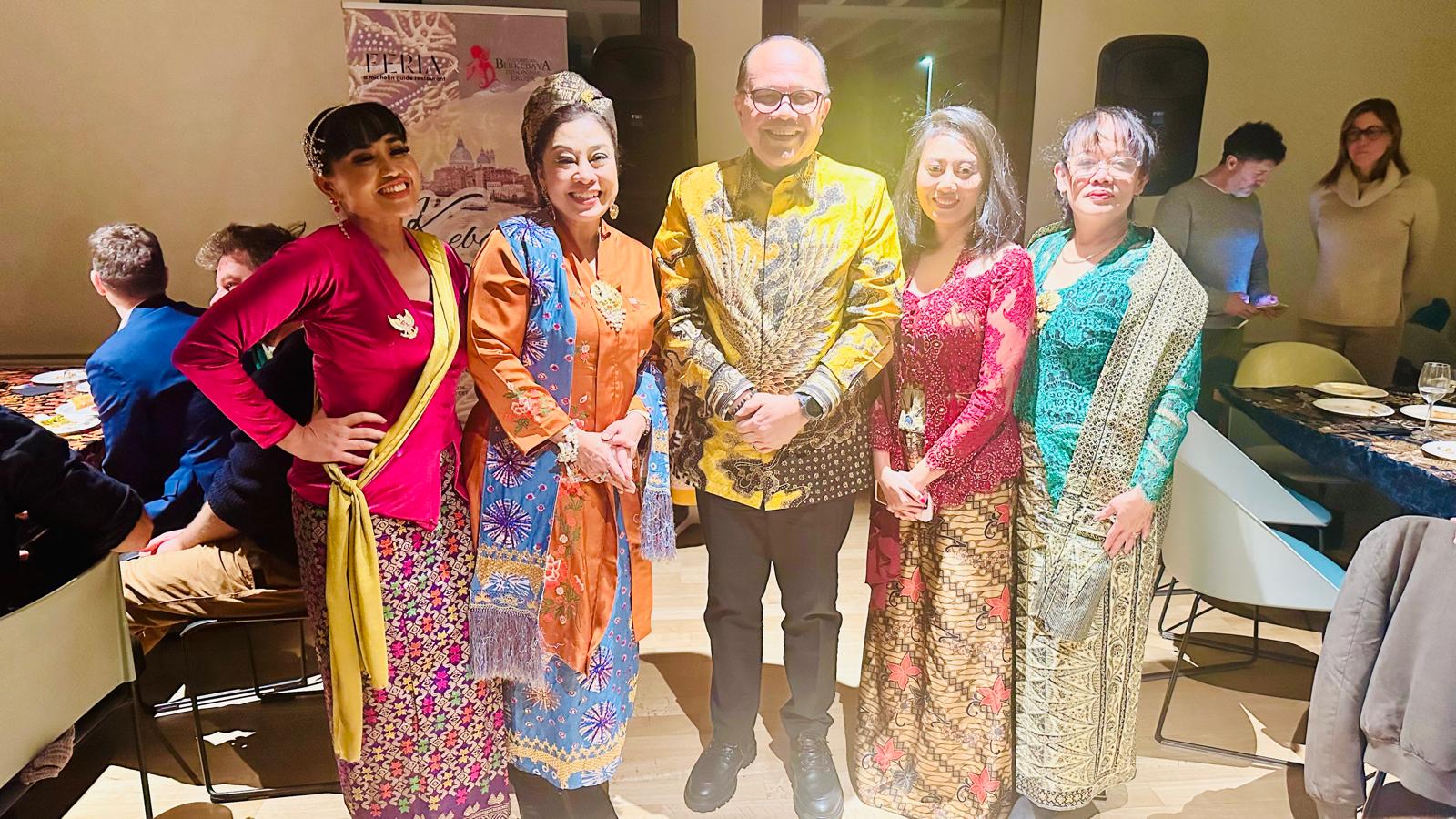 Duta Besar RI untuk Italia Prof. Dr. Junimart Girsang berfoto bersama para pengurus PBI Eropa. | Ist